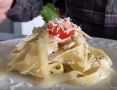 Сытное блюдо: спагетти с курицей и грибами в сливочном соусе