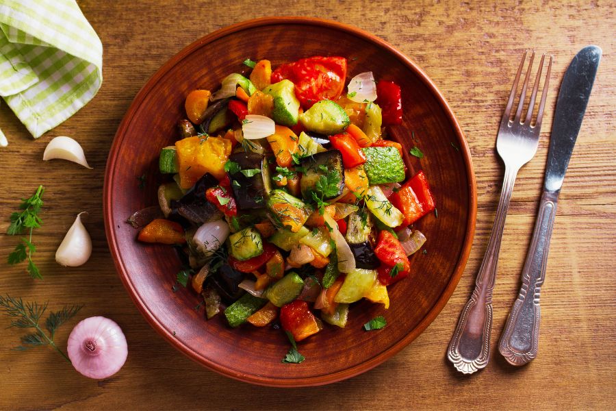 Летнее овощное безмясное рагу: откройте новые вкусы на своей кухне