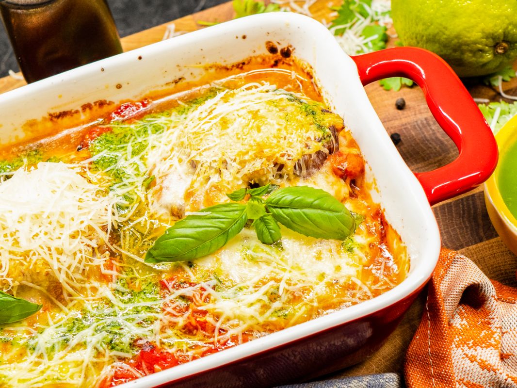 Вкуснее не бывает: запеченные баклажаны с пармезаном и неаполитанским соусом