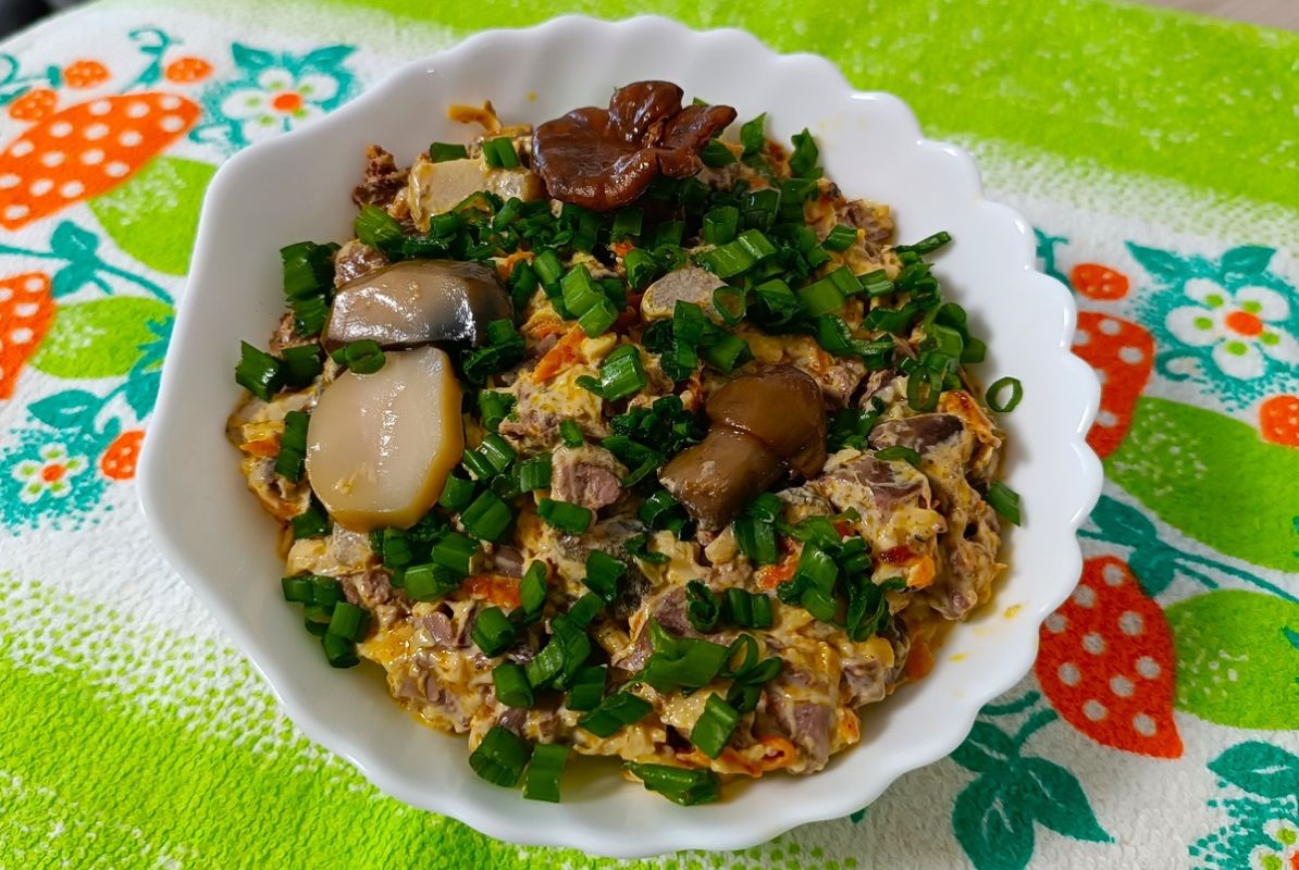 Неожиданное сочетание: салат с куриной печенью и солеными грибами