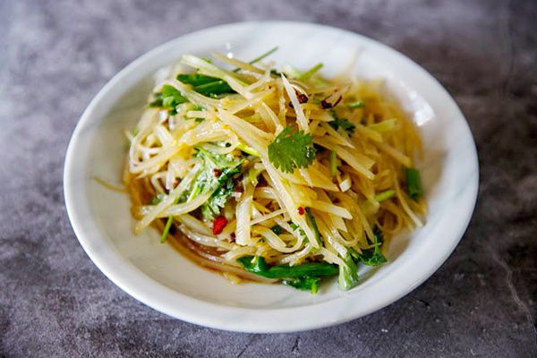 Китайский картофельный салат: когда хруст важнее вкуса